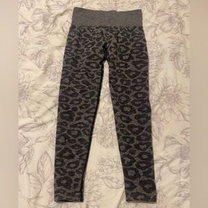 NGVTN black leopard seamless